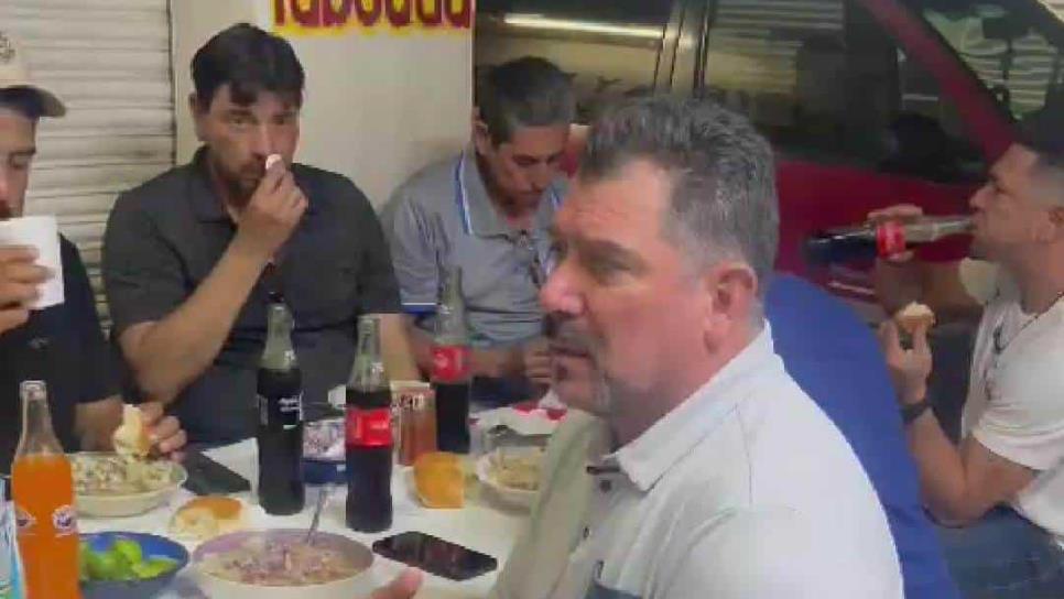 Captan a Benjamín Gil disfrutando de un buen menudo en su visita a Culiacán