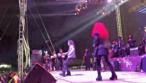 Alex Lora tuvo pequeño incidente en pleno concierto /VIDEO