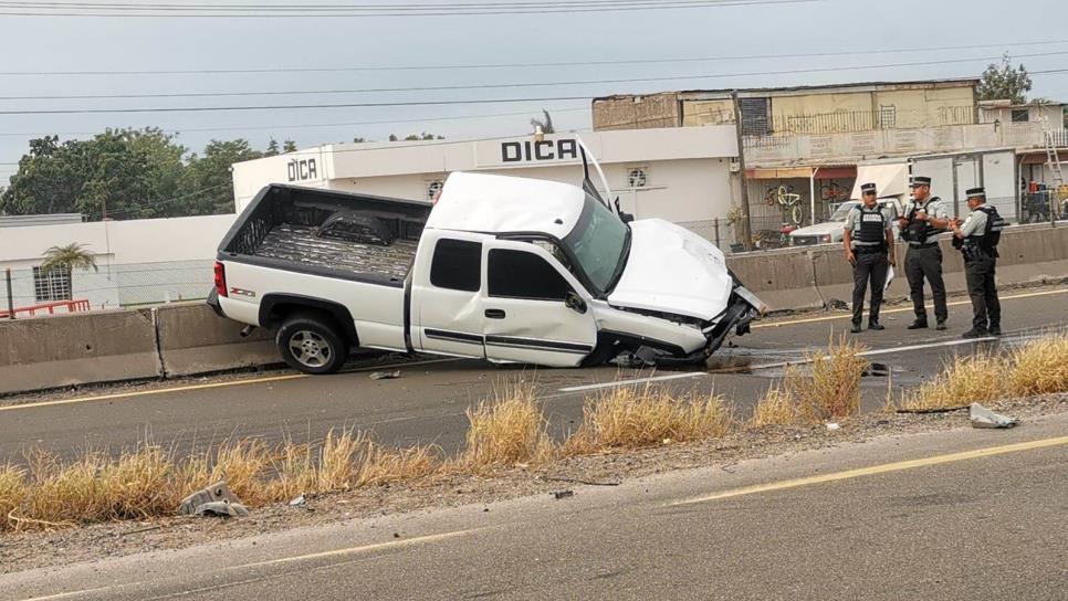 Conductor amanecido choca en Juan José Ríos; lo salvó el muro de contención