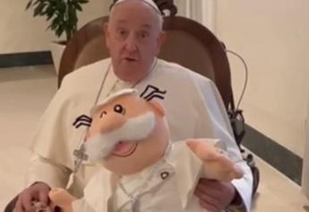 Papa Francisco recibe su peluche del Dr. Simi y este fue su mensaje