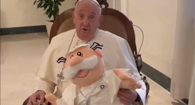 Papa Francisco recibe su peluche del Dr. Simi y este fue su mensaje