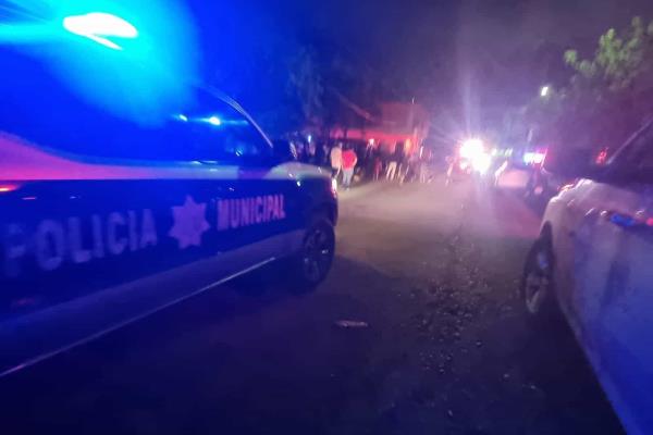Dos sujetos armados despojan una camioneta en supermercado de Culiacán