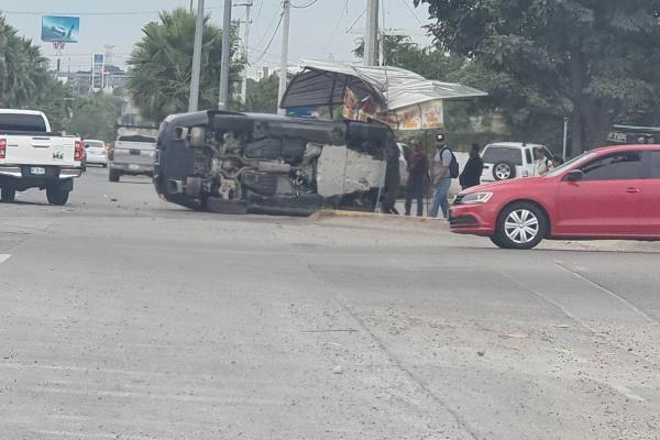 Camioneta de lujo termina volcada sobre la carretera a Imala de Culiacán
