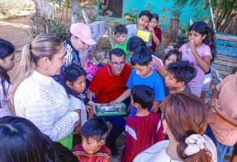 Gobierno municipal regala sonrisas a familias mazatlecas; entregan cena navideña y juguetes 