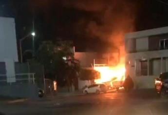 Dos camionetas quedaron destrozadas en una marea de fuego en Culiacán 