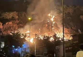 Incendio causado por pirotecnia consume 2 casas de madera en Rincón de Urías, Mazatlán 