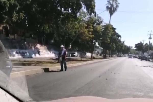 Arrojan poncha llantas en la calzada Heroico Colegio Militar en Culiacán