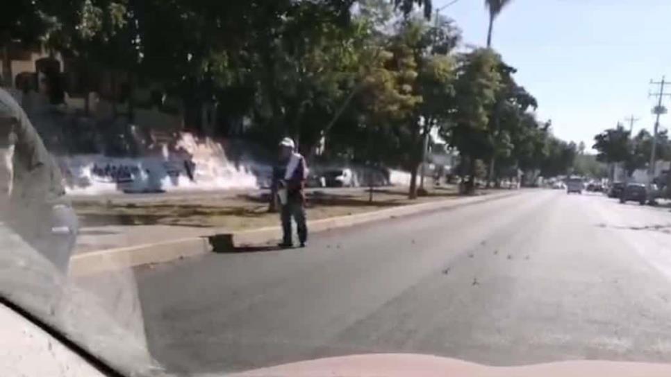 Arrojan poncha llantas en la calzada Heroico Colegio Militar en Culiacán