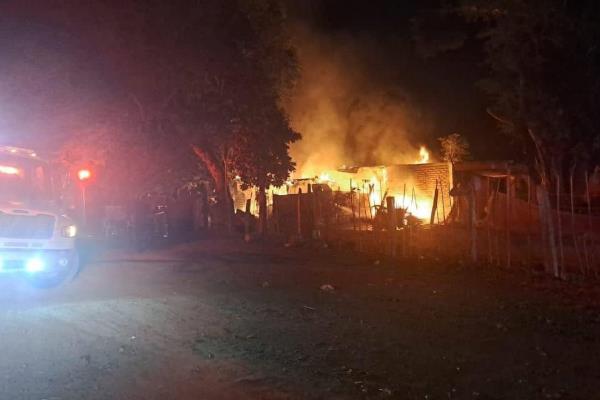 Familias que perdieron su viviendas tras incendios por pirotecnia recibirán apoyo: Gerardo Vargas