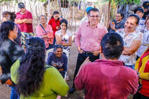 Alcalde de Mazatlán pacta obras de mejoras en colonias vulnerables para el 2024