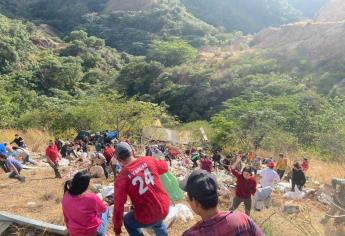 Volcadura en la Mazatlán-Durango deja actos de rapiña de litros de leche 