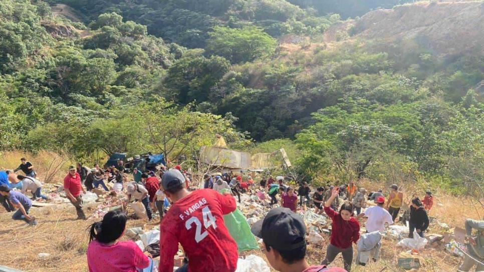 Volcadura en la Mazatlán-Durango deja actos de rapiña de litros de leche 