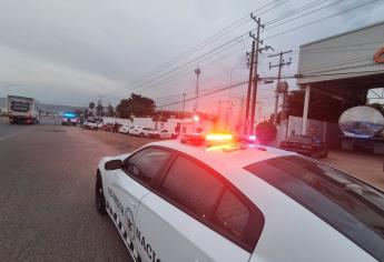 Dos sujetos en una Tacoma despojaron una camioneta en la colonia Villa Bonita en Culiacán 