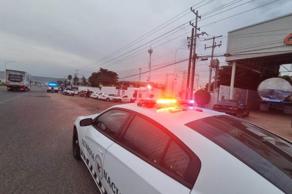 Dos sujetos en una Tacoma despojaron una camioneta en la colonia Villa Bonita en Culiacán 