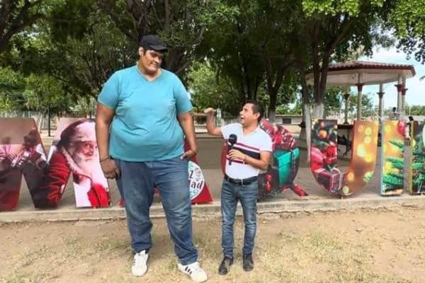 La triste historia detrás del hombre más alto de Sinaloa