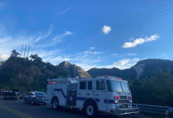 Cierran carretera Mazatlán-Durango por retirado de tráiler volcado el martes 