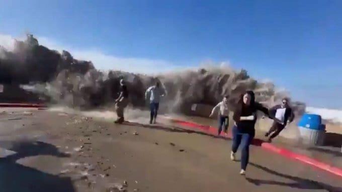 Ola gigante impacta playa de California y deja ocho lesionados /VIDEO