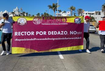 Se manifiestan docentes de la UADEO en malecón de Mazatlán contra elección de nuevo rector 