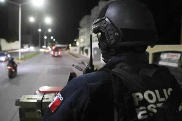 Elementos de la PEP aseguran a hombre con armas, cargadores y presunto fentanilo