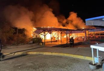 Incendio consume tres restaurantes en Playa Cerritos, Mazatlán