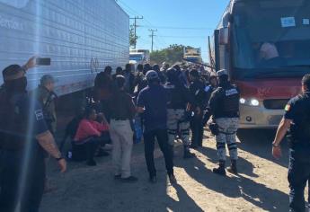 Rescatan a migrantes de Senegal que viajaban deshidratados en autobús en Villa Unión