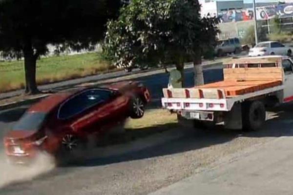 Muere hombre tras ser arrollado y aplastado contra una palma en Culiacán