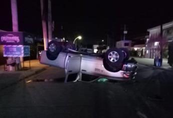 Presunta violación de alto total provoca volcadura y cuantiosos daños materiales en Los Mochis