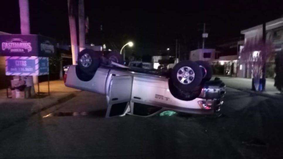 Presunta violación de alto total provoca volcadura y cuantiosos daños materiales en Los Mochis