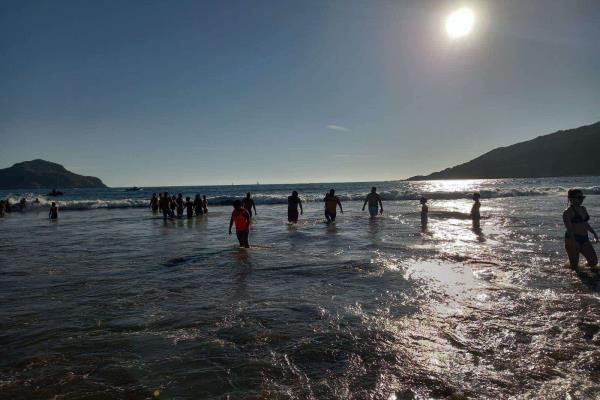 Rescatan de las corrientes marinas a dos turistas en operativo sabatino de Mazatlán