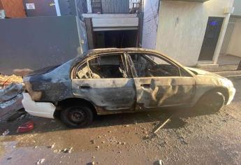 Vehículo queda como pérdida total tras incendiarse en Los Mochis
