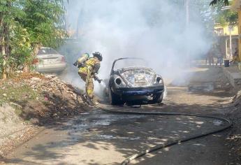 Fuego consume vehículo en colonia Loma Atravesada de Mazatlán 