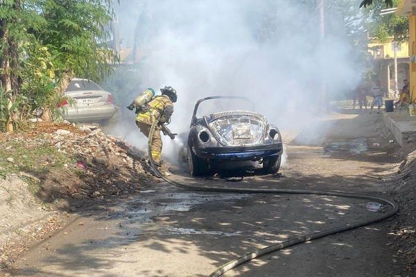 Fuego consume vehículo en colonia Loma Atravesada de Mazatlán 