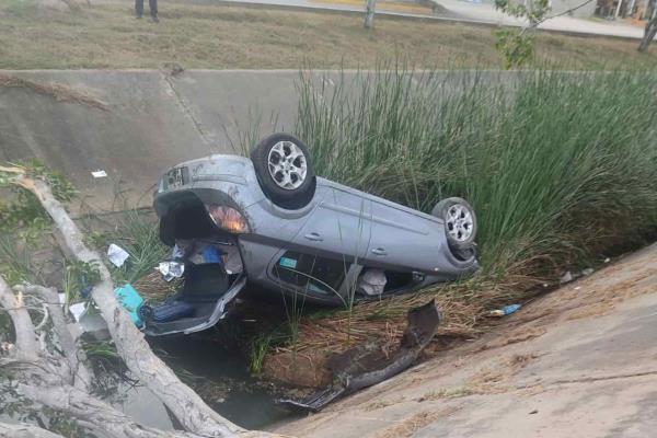 Conductor pierde el control del volante y cae a un canal en Mazatlán