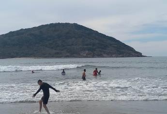 Rescatan a cinco personas de ahogarse en playas de Mazatlán