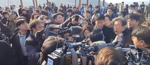 Apuñalan a Lee Jae-myung  líder de la oposición de Corea del Sur en plena conferencia /VIDEO