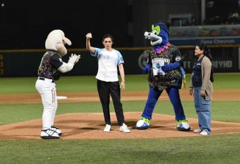 María del Rosario Espinoza lanza la primera bola en juego de Algodoneros ante Águilas