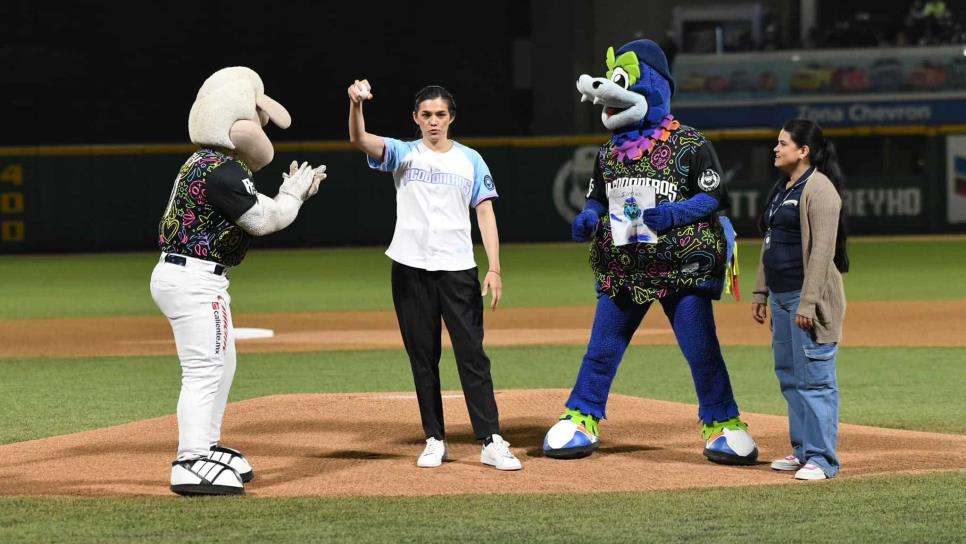 María del Rosario Espinoza lanza la primera bola en juego de Algodoneros ante Águilas