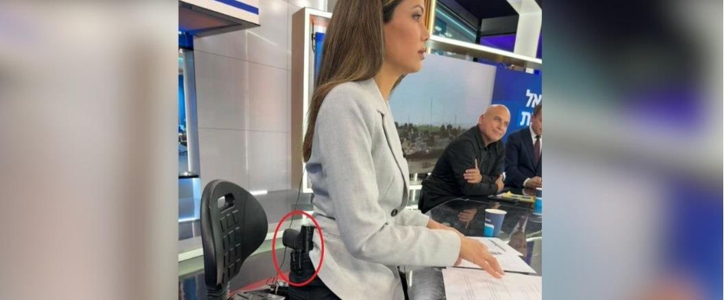 Conductora israeli da las noticias llevando consigo un arma de fuego