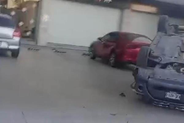 Conductora resulta lesionada tras volcar en la colonia Rancho Contento de Culiacán 