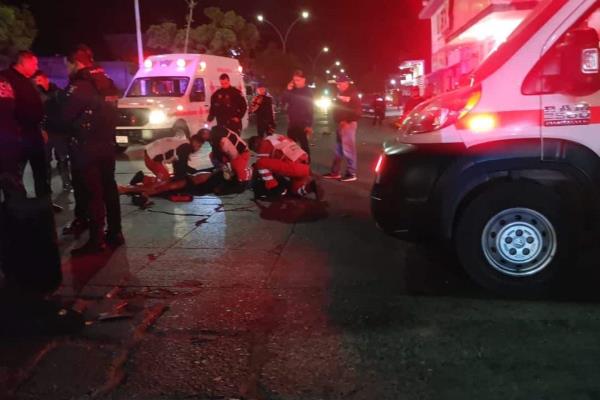 Dos motociclistas terminan lesionados al chocar contra un vehículo en Los Mochis