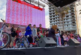 ¡Echan la casa por la ventana ! A lo grande festejan el Día de Reyes Magos en el Parque Central de Mazatlán