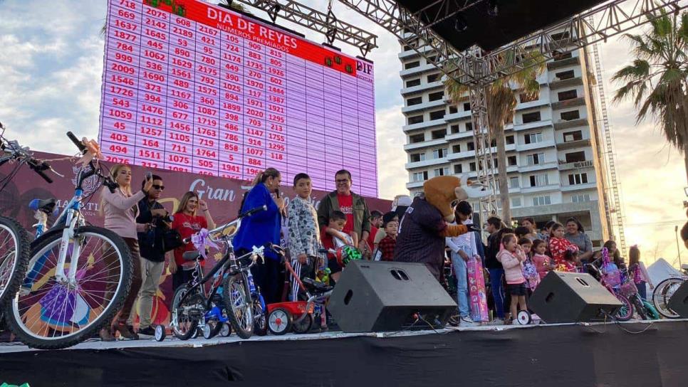 ¡Echan la casa por la ventana ! A lo grande festejan el Día de Reyes Magos en el Parque Central de Mazatlán