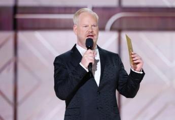 Comediante Jim Gaffigan bromea sobre Epstein en los Globos de Oro