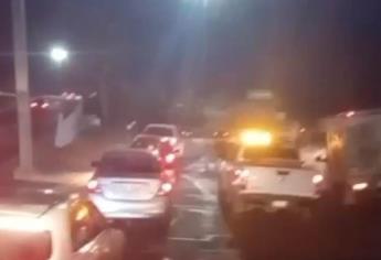 Vuelca camioneta con té en Culiacán; hubo rapiña de producto