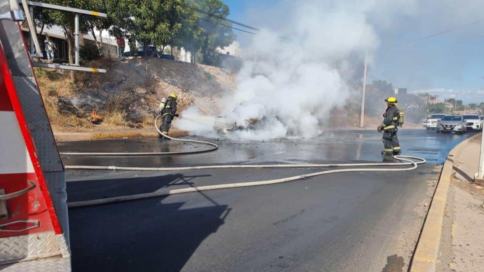 Se incendia camioneta «del año» por la Maquío Clouthier en Culiacán