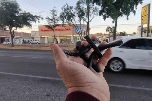 Arrojan poncha llantas en Culiacán y dañan 10 vehículos 