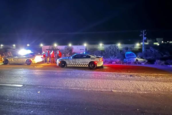 Autobús de pasajeros embiste a un automóvil frente al penal de El Castillo en Mazatlán