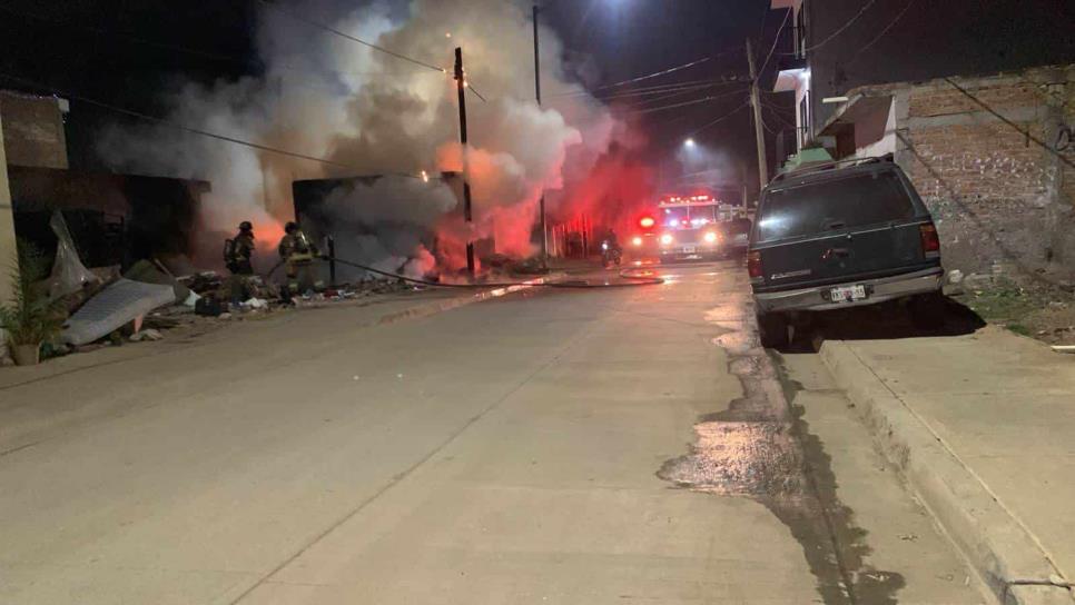 Incendio consume una vivienda abandonada en Mazatlán