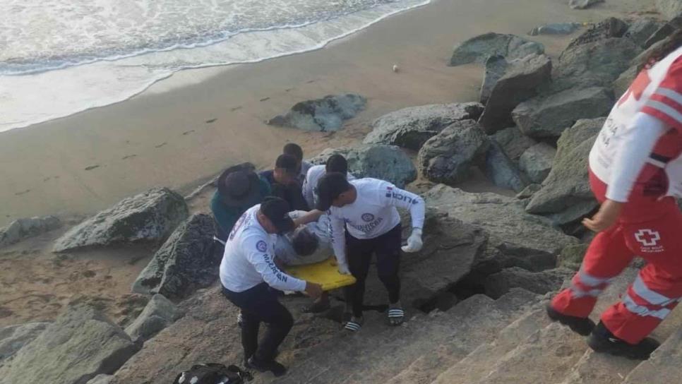 Adulto mayor cae a la zona de las rocas en Mazatlán