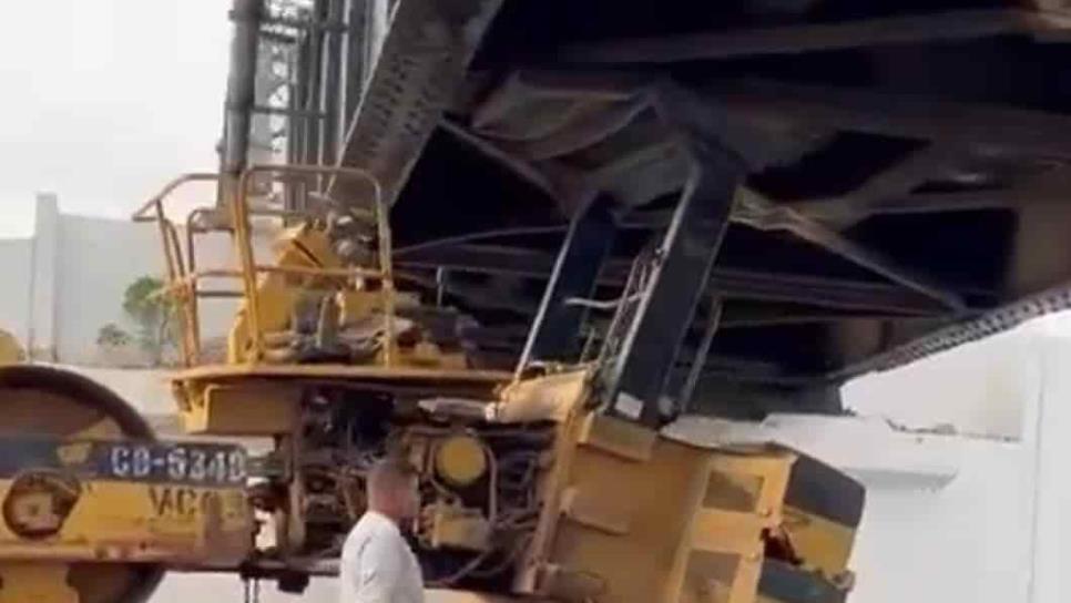 Grúa se atora en el Puente Negro de Culiacán al tratar de pasar con una aplanadora